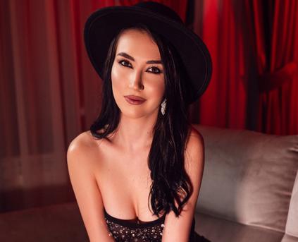 Girl Alone - AliceSchuster