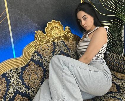 Shy Girl Alone - CraveMeRichh