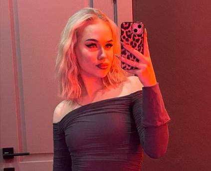 Shy Girl Alone - Vally_Nelson