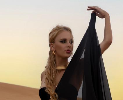 Shy Girl Alone - FloraRi