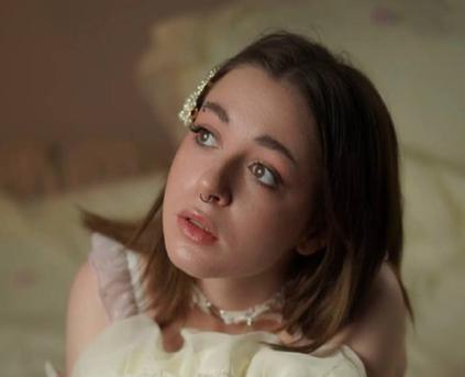 Shy Girl Alone - Vanessa_Lionn